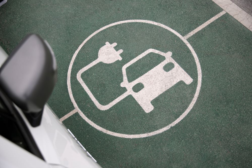 close-up-electric-car-charging_rev